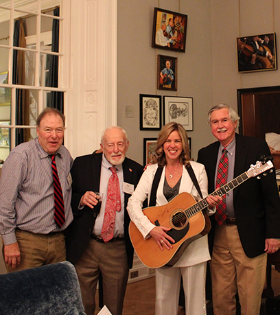 Từ trái sang phải: Don Park, Charlie McConnell, Suzanne S. Youngkin (cầm đàn guitar), Dick Hickman.