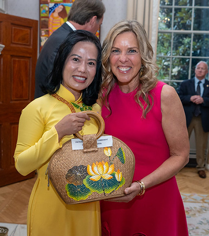 Đệ nhất phu nhân và một người phụ nữ cầm một chiếc ví dệt