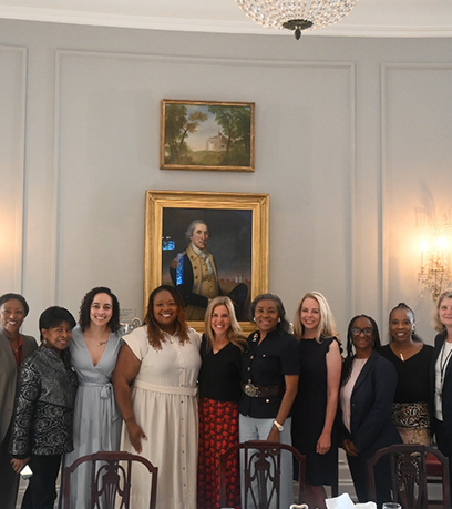 Đệ nhất phu nhân với các nữ lãnh đạo quân sự.