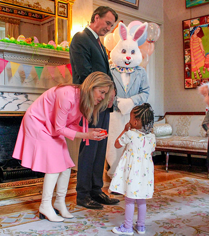 cô bé gặp Đệ nhất phu nhân, Thống đốc và Thỏ Phục sinh