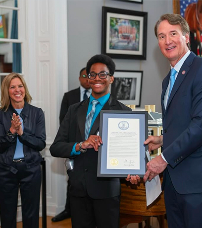 một thanh niên đang nhận giấy chứng nhận từ Thống đốc