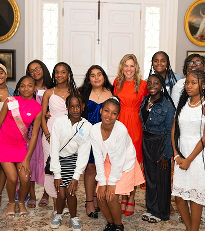 một nhóm các cô gái trẻ với Đệ nhất phu nhân