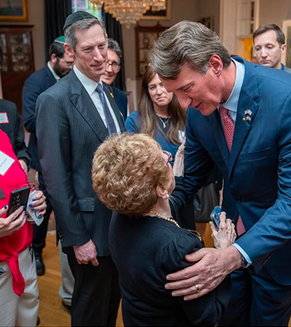 Thống đốc bắt tay với một phụ nữ