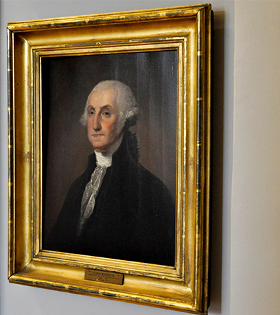 Chân dung George Washington trong khung vàng.
