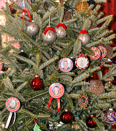 Cây thông Noel có đồ trang trí.