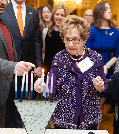 Người sống sót sau thảm họa diệt chủng Holocaust Halina Zimm sử dụng nến để thắp sáng cây đèn menorah.