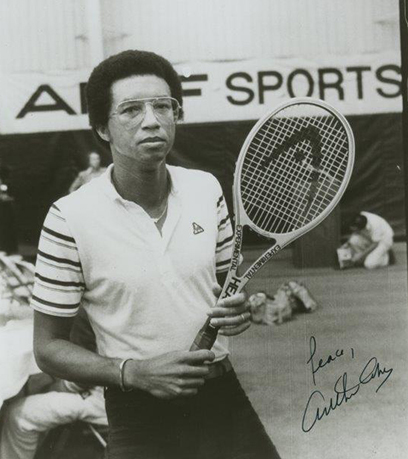 Một bức ảnh đen trắng của Arthur Ashe, do Thư viện Virginia cung cấp.
