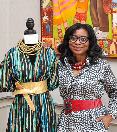 Ukay đứng cạnh chiếc váy của cô.