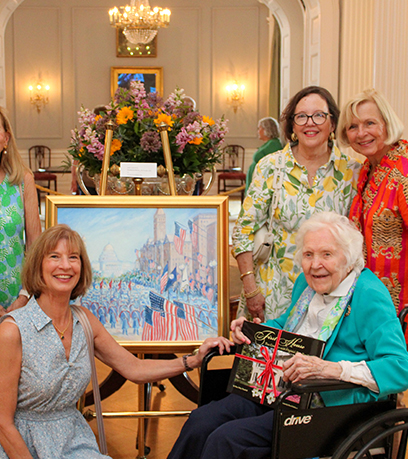 Một bức ảnh của bà Ould với bức tranh của cô ấy.