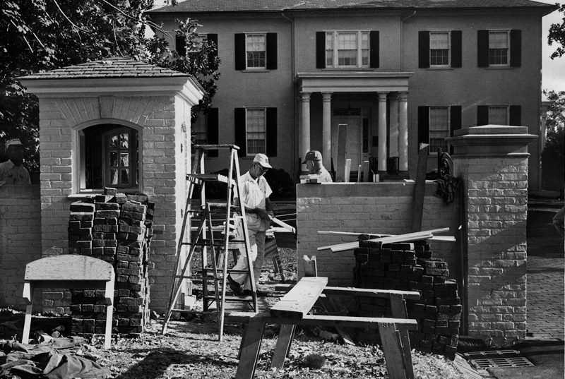 Lịch sửFeature-guardgate1.jpg